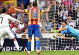 Ronaldo đá hỏng phạt đền, Real hụt hơi trong cuộc đua với Barca