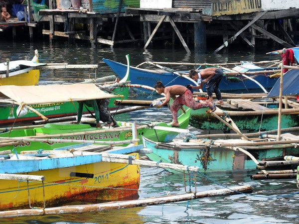 Tàu thuyền neo đậu tránh bão Noul tại Vịnh Manila