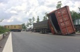 Xe container tông liên hoàn các xe đậu trên đường