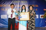 Bà Huỳnh Tiểu Hương đón nhận Huân chương Lao động hạng ba