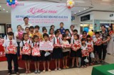 Fahasa Bình Dương trao tặng 100 phần quà cho học sinh vượt khó