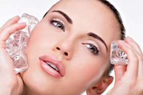 Chăm sóc da bằng nước đá