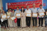 Trung tâm Nhân đạo Quê Hương: Tặng 120 phần quà cho người cao tuổi