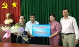 Gia đình ông Nguyễn Văn Đô: Tặng 100 triệu đồng cho Quỹ Vì người nghèo tỉnh