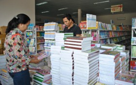 Hàng hóa phục vụ năm học mới: Sức mua bắt đầu tăng