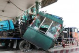 Xe tải quá khổ kéo sập cabin trạm thu phí, nữ nhân viên bị thương