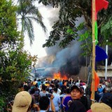 Indonesia: Máy bay rơi xuống khu dân cư, 30 người chết