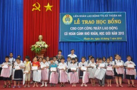 TX.Thuận An: Trao 300 suất học bổng cho con công nhân lao động có hoàn cảnh khó khăn
