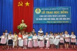 TX.Thuận An: Trao 300 suất học bổng cho con công nhân lao động có hoàn cảnh khó khăn