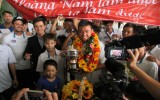 Hoàng Nam được chào đón nồng nhiệt khi trở về Việt Nam