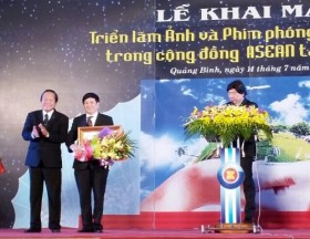 关于东盟共同体的越南专题纪录片及摄影展在广平省开幕
