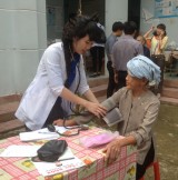 Xã An Sơn, TX.Thuận An: Khám bệnh và cấp thuốc miễn phí cho các gia đình chính sách