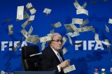 Chủ tịch Blatter bị ném tiền vào mặt tại buổi họp báo của FIFA