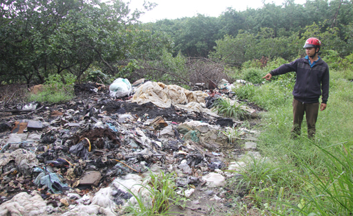  Những đống rác sau khi đổ lén thì được đốt gây ảnh hưởng đến sức khỏe của người dân trong vùng.