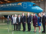 Thủ tướng Anh chụp ảnh cùng máy bay mới A350 của Vietnam Airlines