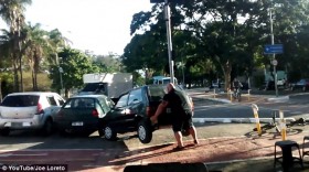 Tay không nhẹ nhàng nhấc bổng xe hơi