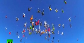 Kỷ lục thế giới mới về số người cùng nhảy dù xếp hình