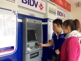 Công nhân “oằn mình” với phí rút tiền từ ATM