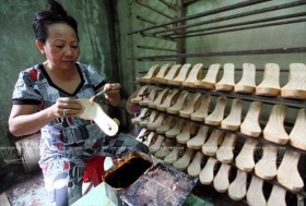 Trải qua nhiều thăng trầm, guốc mộc Bình Nhâm xuất ngoại