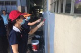 Thanh niên - sinh viên tình nguyện tham gia sơn trường, lớp đón năm học mới