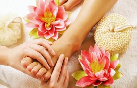 6 mẹo đơn giản giúp quý cô chăm sóc "gót sen" mềm mịn