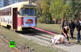 Cô gái kéo toa tàu nặng hơn 17 tấn lăn bánh trên đường ray