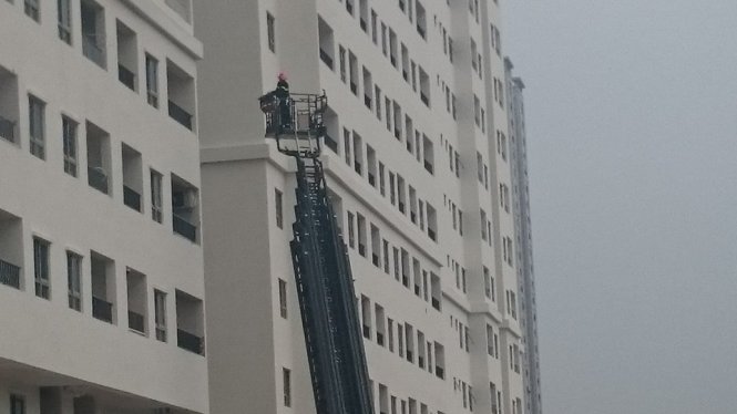  Cháy chung cư 35 tầng, điều xe thang cứu hàng chục người