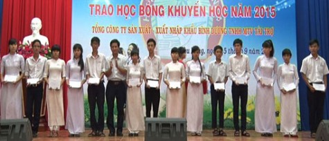 Bau Bang district to offer 188 scholarships to poor pupils - Báo Bình ...