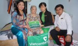 Vietcombank Sóng Thần: Thăm, tặng quà cho Mẹ Việt Nam anh hùng thị xã Dĩ An