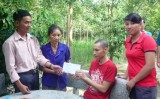 Trao tiền hỗ trợ hàng tháng cho em Lữ Văn Hùng