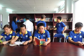 Mang sách đến cho thanh niên công nhân