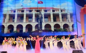 第45次“南方旋律”：庆祝越共平阳省第十次代表大会成功的特别文艺晚会