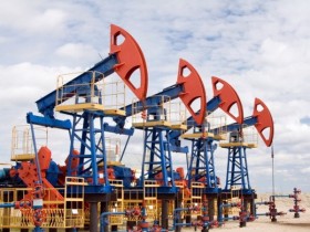 Giá dầu và giá vàng đồng loạt giảm mạnh do nguồn cung dư thừa