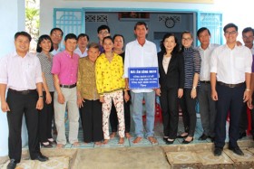 Trao tặng “Mái ấm công đoàn” cho công nhân