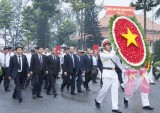 Provincial leaders make tribute visit to Monument of Martyrs, marking the 71st anniversary of Vietnamese People’s Army establishment