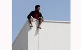 Một thanh niên leo lên nóc Siêu thị Aeon mall Bình Dương với ý định tự tử