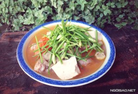 Canh đậu hũ nấu nấm và hẹ