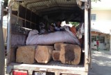 Cảnh sát giao thông bắt xe tải chở gỗ không rõ nguồn gốc