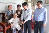 Ủy ban MTTQ Việt Nam tỉnh: Tặng trang thiết bị nội thất cho gia đình chính sách