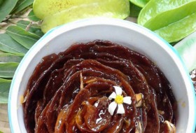 Làm mứt khế khởi động Tết đang đến