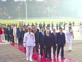 Đoàn đại biểu dự Đại hội Đảng XII viếng Chủ tịch Hồ Chí Minh