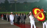 Party Congress delegates pay tribute to President Ho Chi Minh