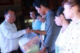 Chương trình văn nghệ “Xuân gắn kết - Tết sẻ chia”: Trao tặng 30 phần quà cho thanh niên công nhân