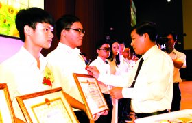 Mùa xuân “trồng người”!