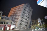 Động đất làm đổ chung cư 17 tầng ở Đài Loan