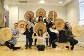 在英国的越南留学生积极推介越南文化