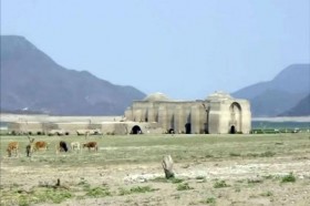 Nhà thờ hàng trăm tuổi trồi lên khỏi mặt hồ