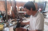 Anh Đinh Văn Thắng: Khá lên từ nghề điêu khắc gỗ