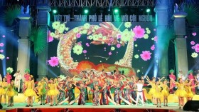 2016年雄王忌日与雄王庙会：民间街头狂欢节热闹登场