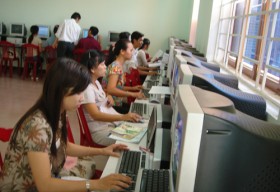 Công nhân miệt mài học tập, nâng cao trình độ